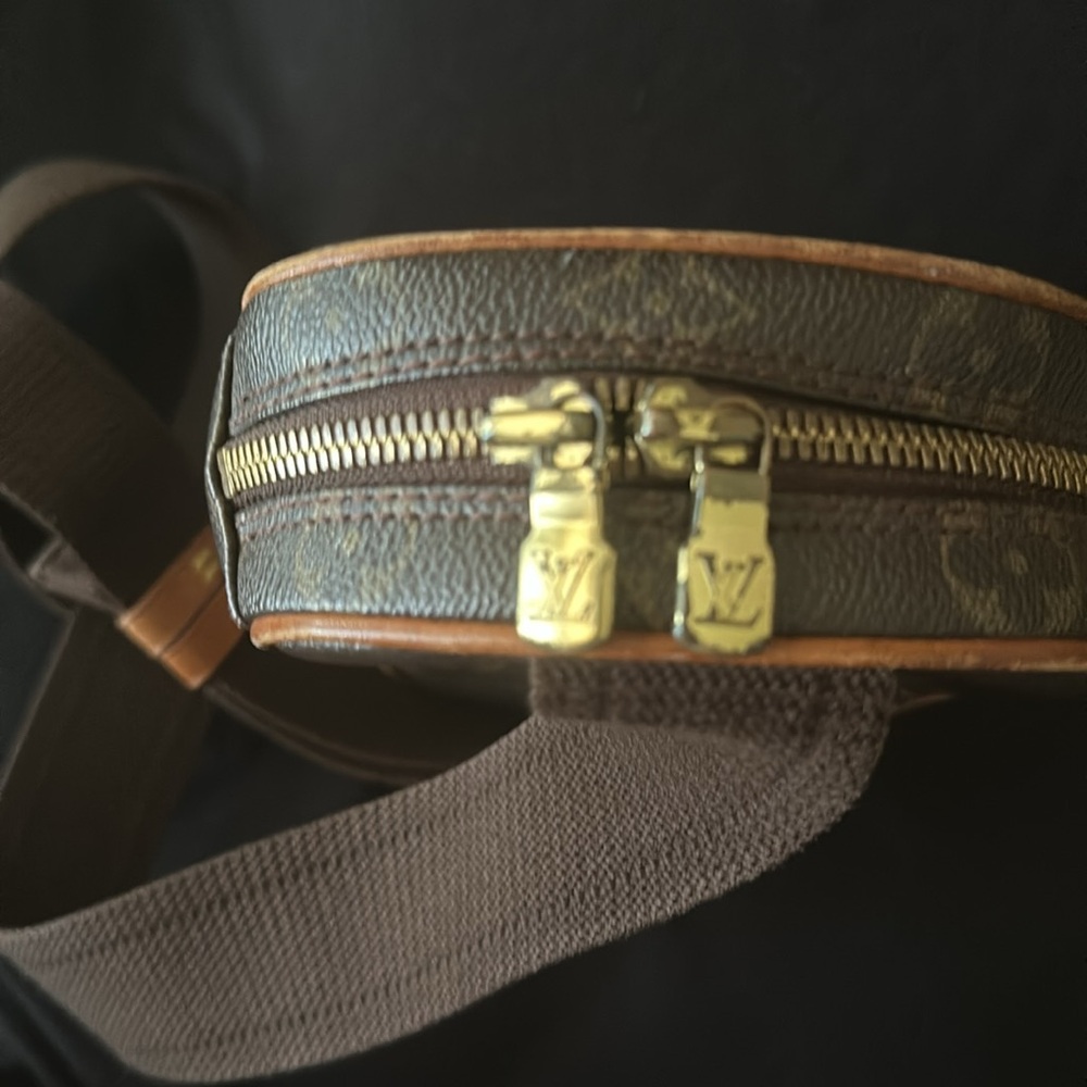 Louis Vuitton belt/bum bag.  Wear across the front of the body or the waist. - Picture 3 of 4